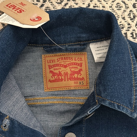 NWT Levi’s crop denim jacket - Picture 2 of 3